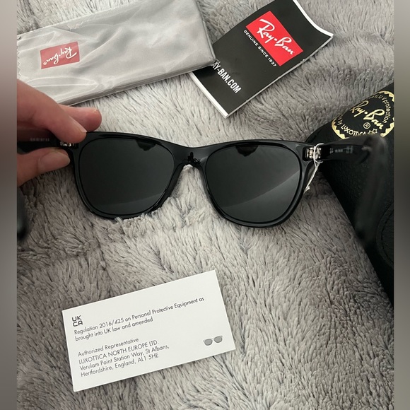 AUTHENTIC NEW W/ TAG Ray-Ban 54mm Wayfarer Sunglasses Black NWT + case & cloth! main image 5